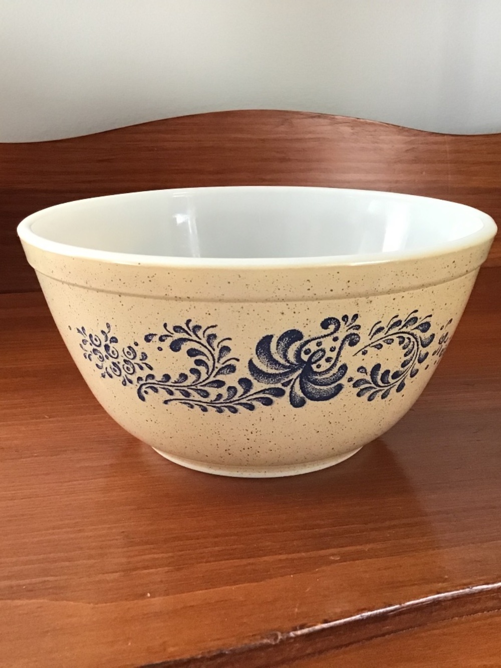Pyrex Vintage 402 Homestead 1.5 liter Mixing Bowl Corning USA